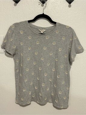 Lucky Brand Heather Gray Embroidered Daisy Tee Size Medium Casual Boho Mom Wear